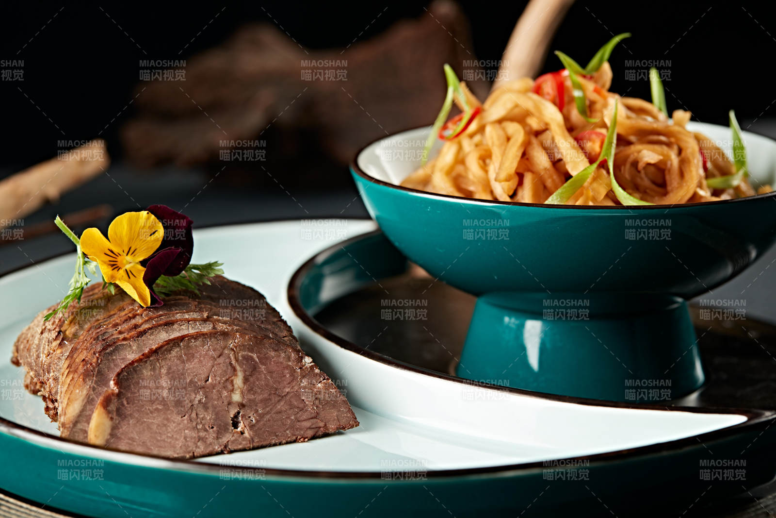 五香醬牛腱切片配腌漬芥菜條