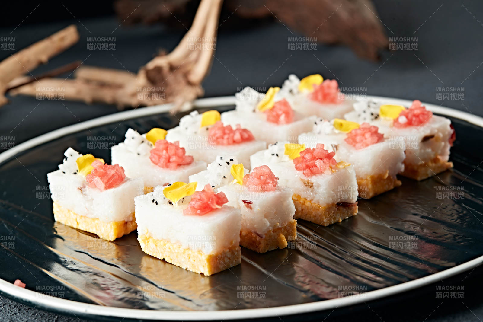 水果粒点缀的双色黍米糯糕