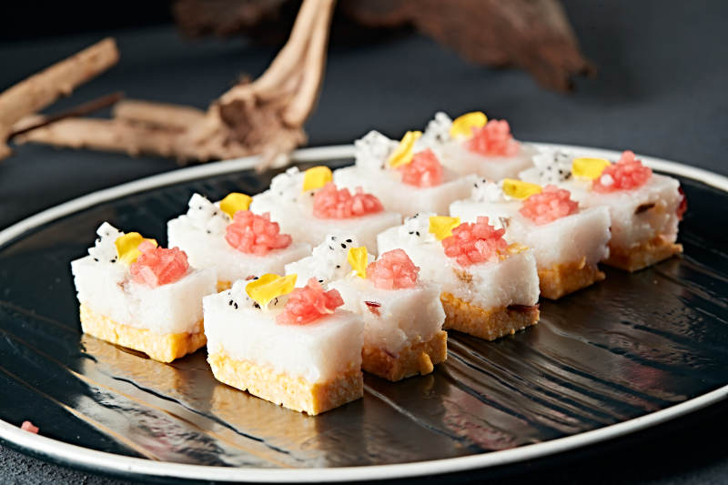 水果粒点缀的双色黍米糯糕