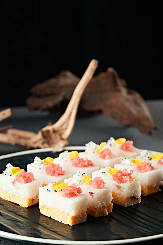 水果粒点缀的双色黍米糯糕