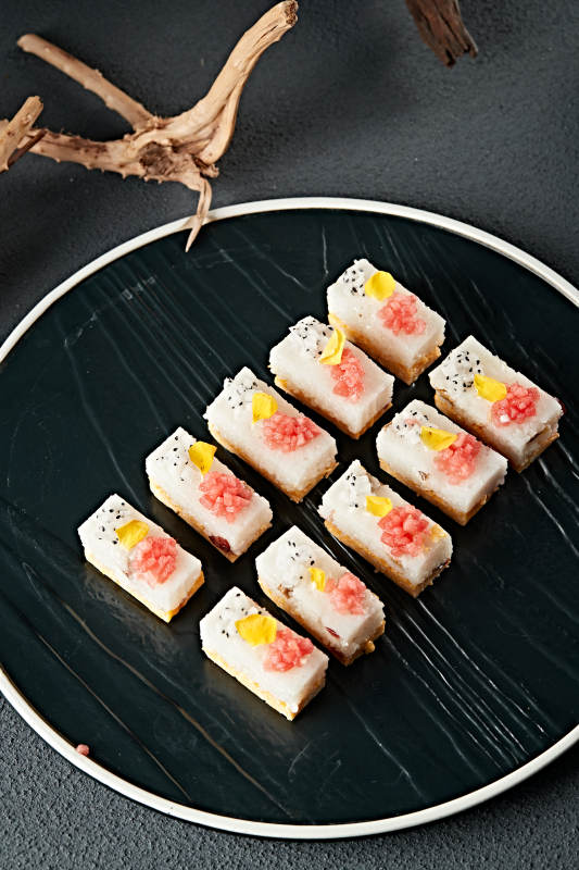 水果粒点缀的双色黍米糯糕