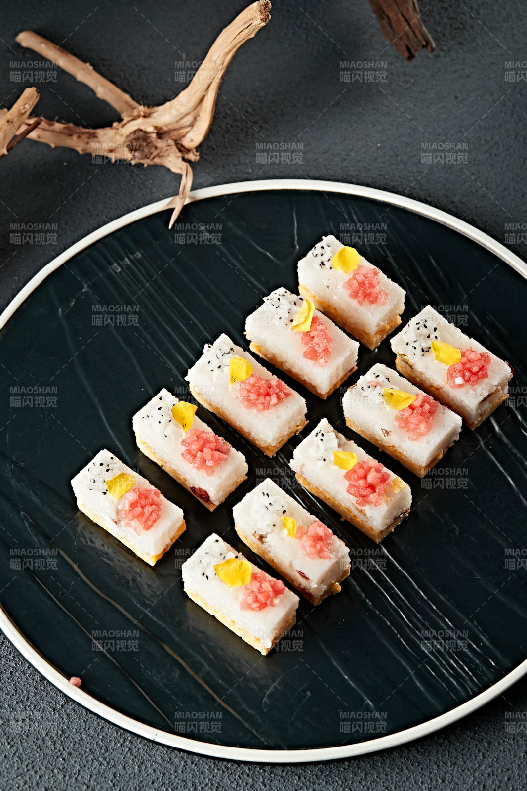 水果粒点缀的双色黍米糯糕