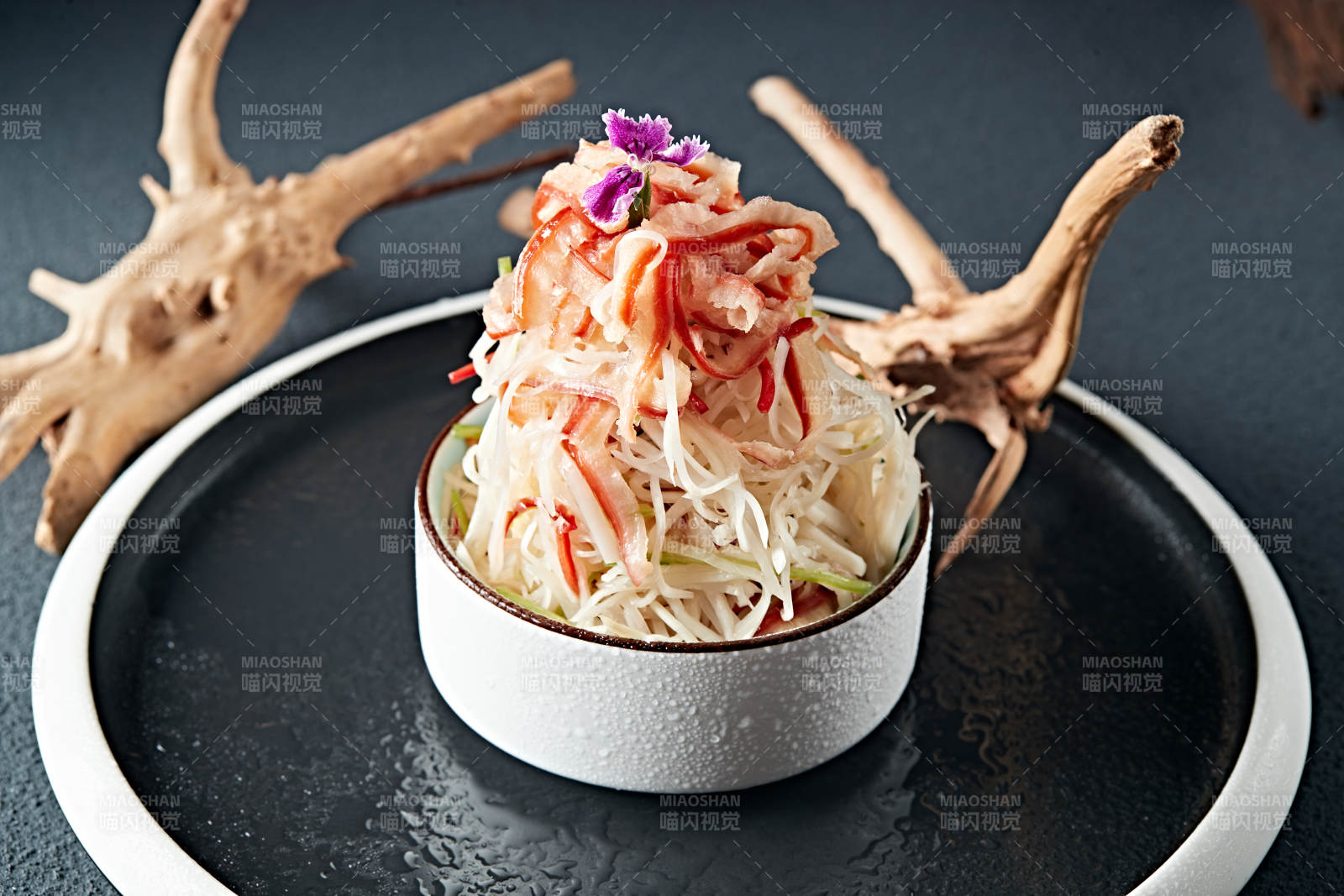 北极贝肉配腌芥菜丝