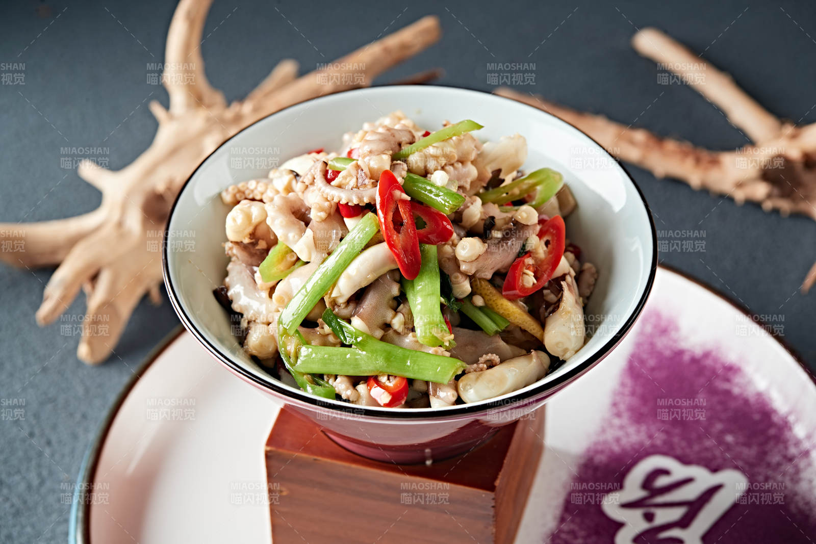 澆汁米椒小蔥涼拌八爪魚(yú)