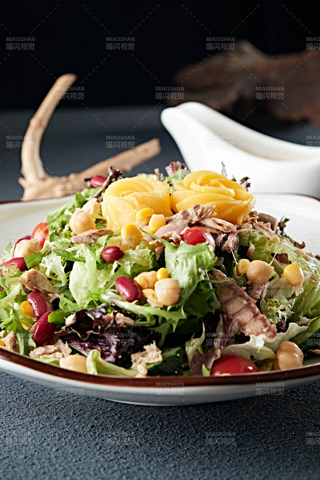 凯撒酱配生鲜蔬菜鸡肉沙拉