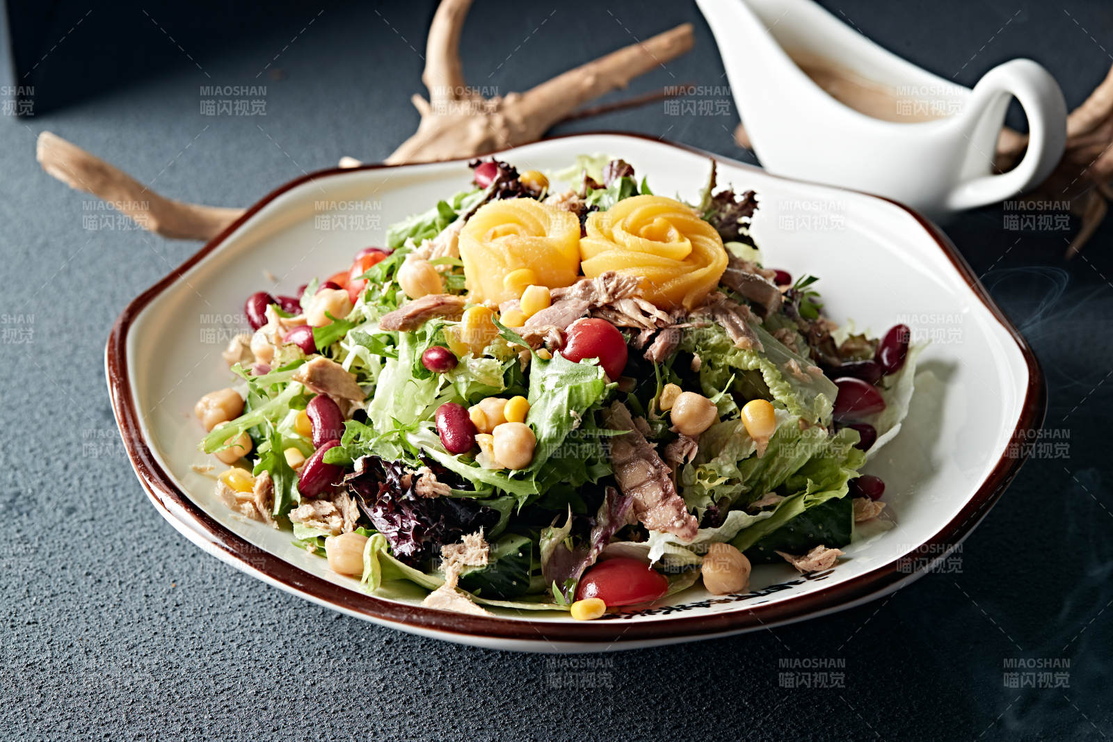 凯撒酱配生鲜蔬菜鸡肉沙拉