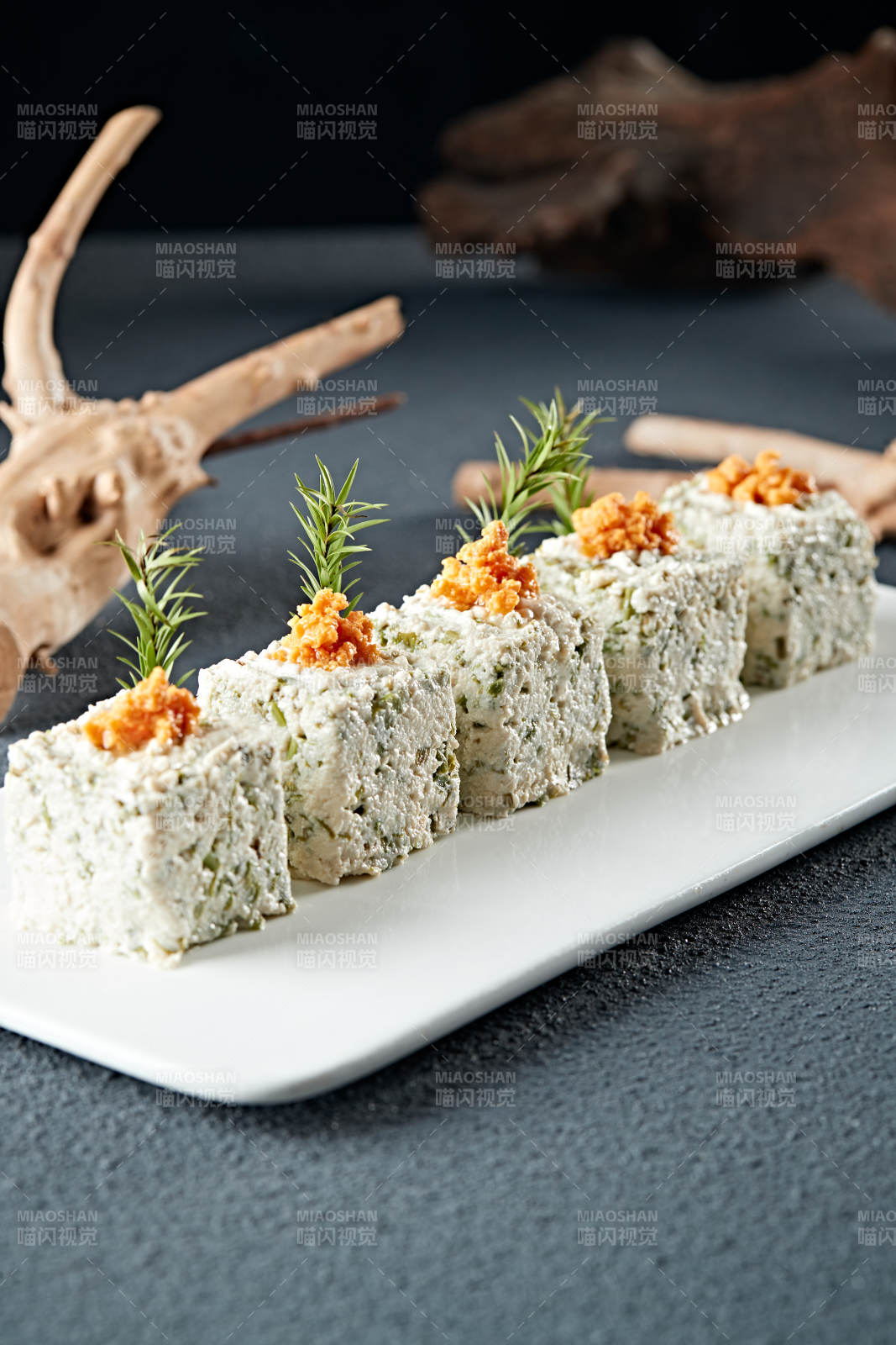 海膽肉配香椿拌豆腐