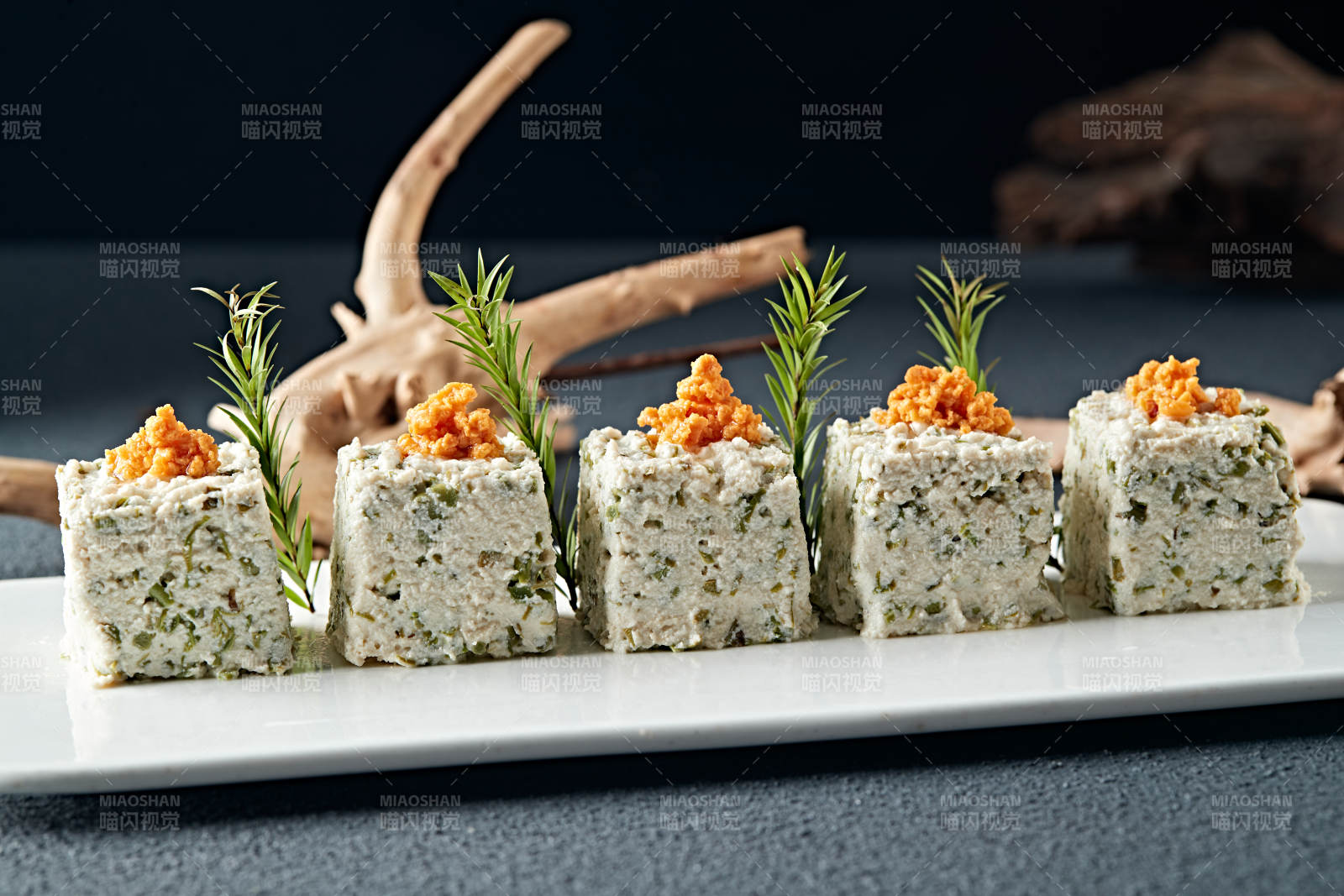 海膽肉配香椿拌豆腐