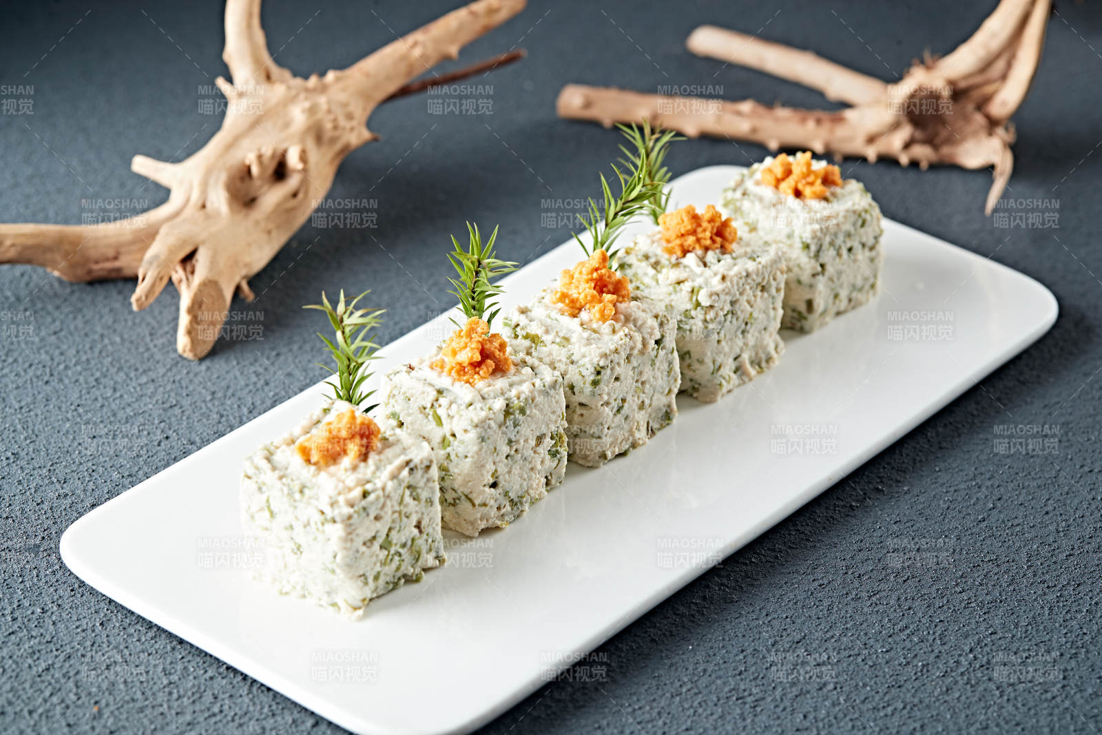 海膽肉配香椿拌豆腐