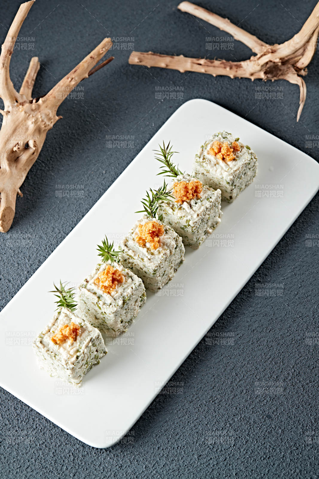 海膽肉配香椿拌豆腐