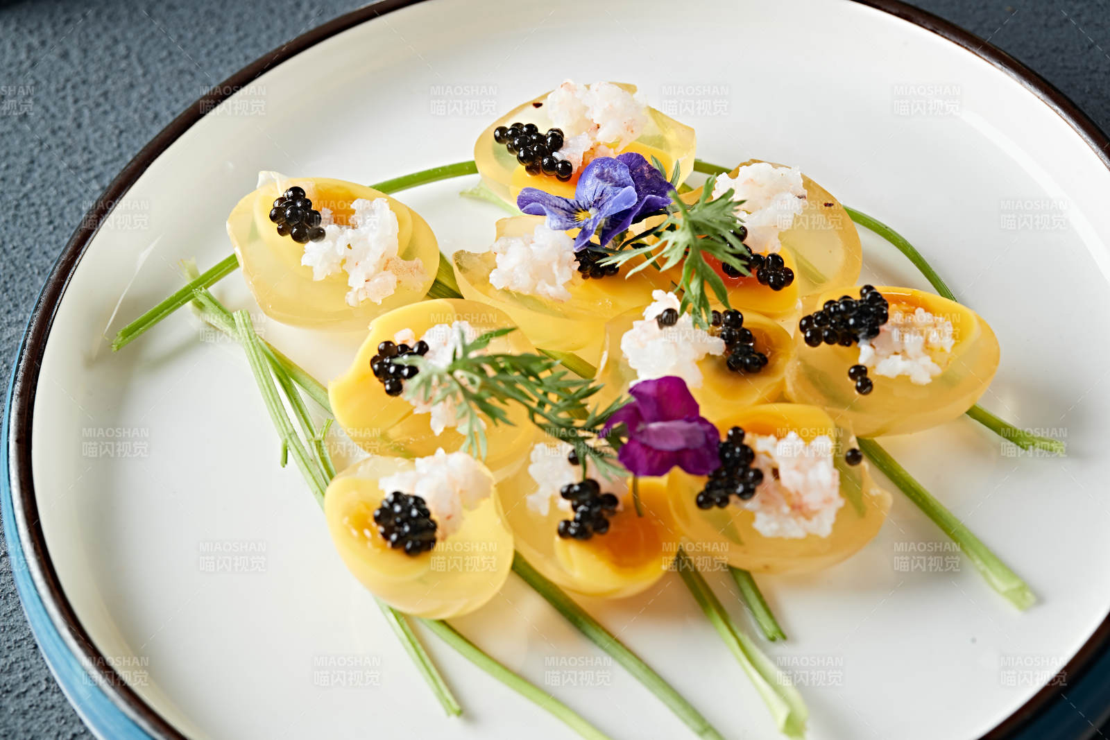 美味涼菜小皮蛋松花鵪鶉蛋配魚籽