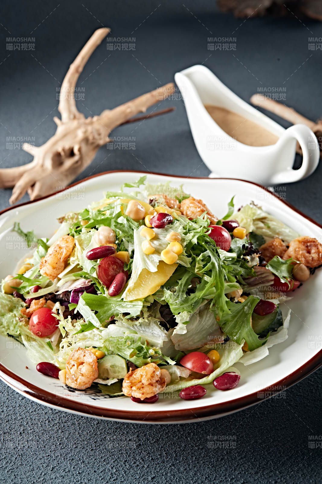 凯撒酱配生鲜蔬菜烤虾仁沙拉
