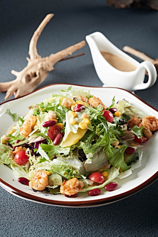 凯撒酱配生鲜蔬菜烤虾仁沙拉