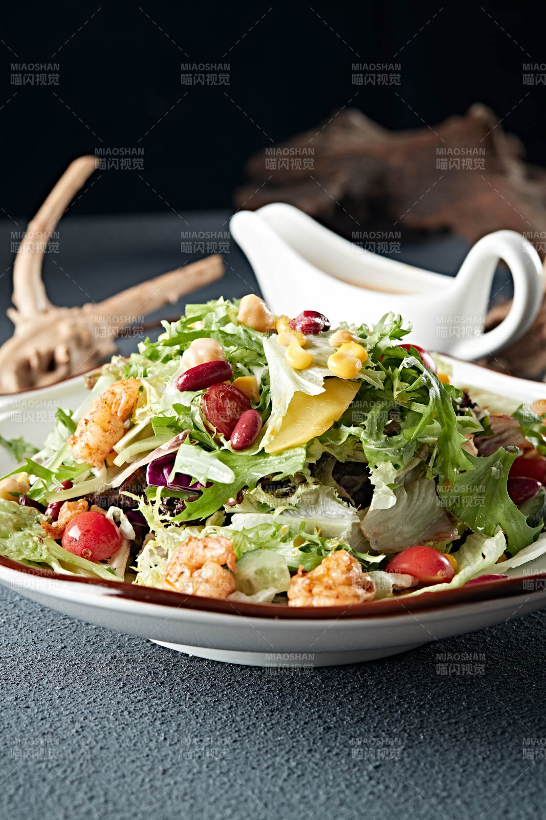 凯撒酱配生鲜蔬菜烤虾仁沙拉