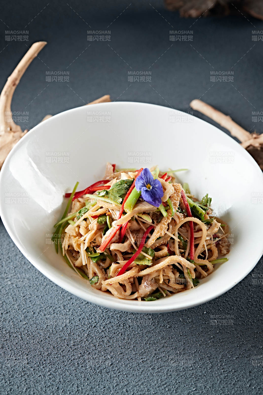 香菜彩椒丝凉拌毛肚丝