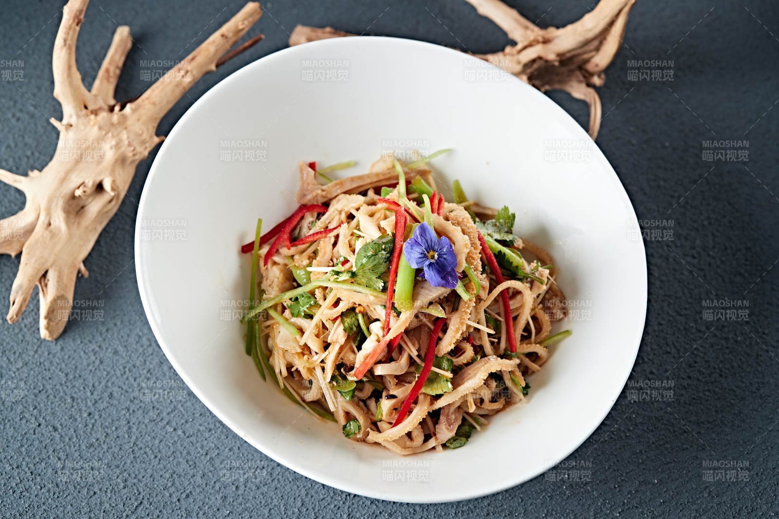 香菜彩椒丝凉拌毛肚丝