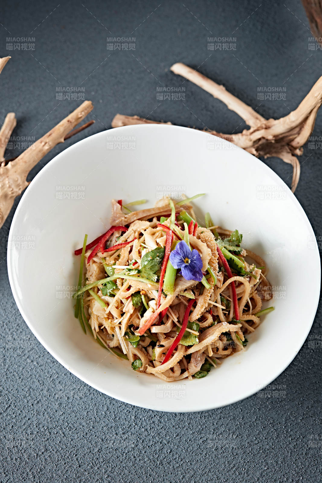 香菜彩椒丝凉拌毛肚丝