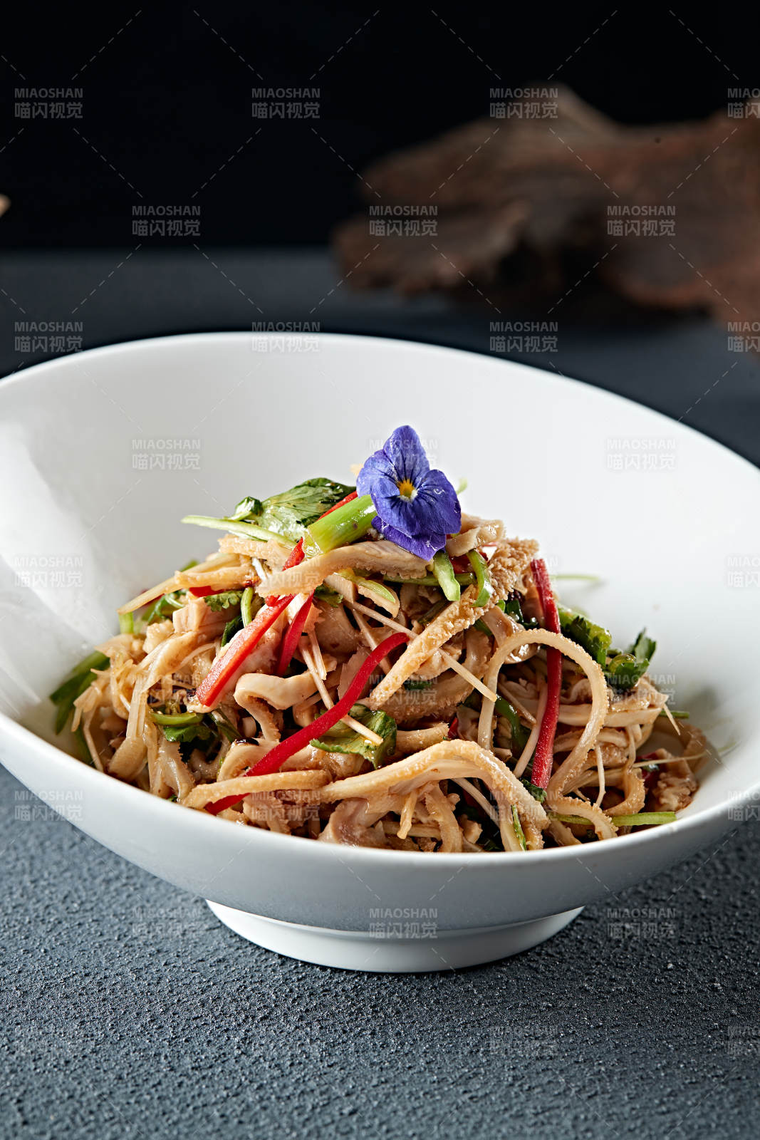 香菜彩椒丝凉拌毛肚丝