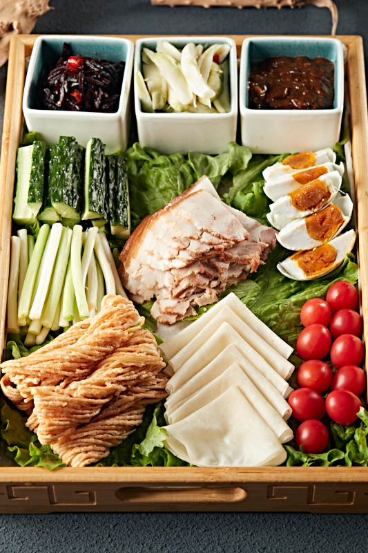 熏肉时蔬酱菜卷饼