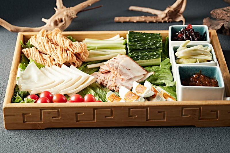 熏肉时蔬酱菜卷饼