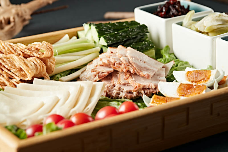 熏肉时蔬酱菜卷饼