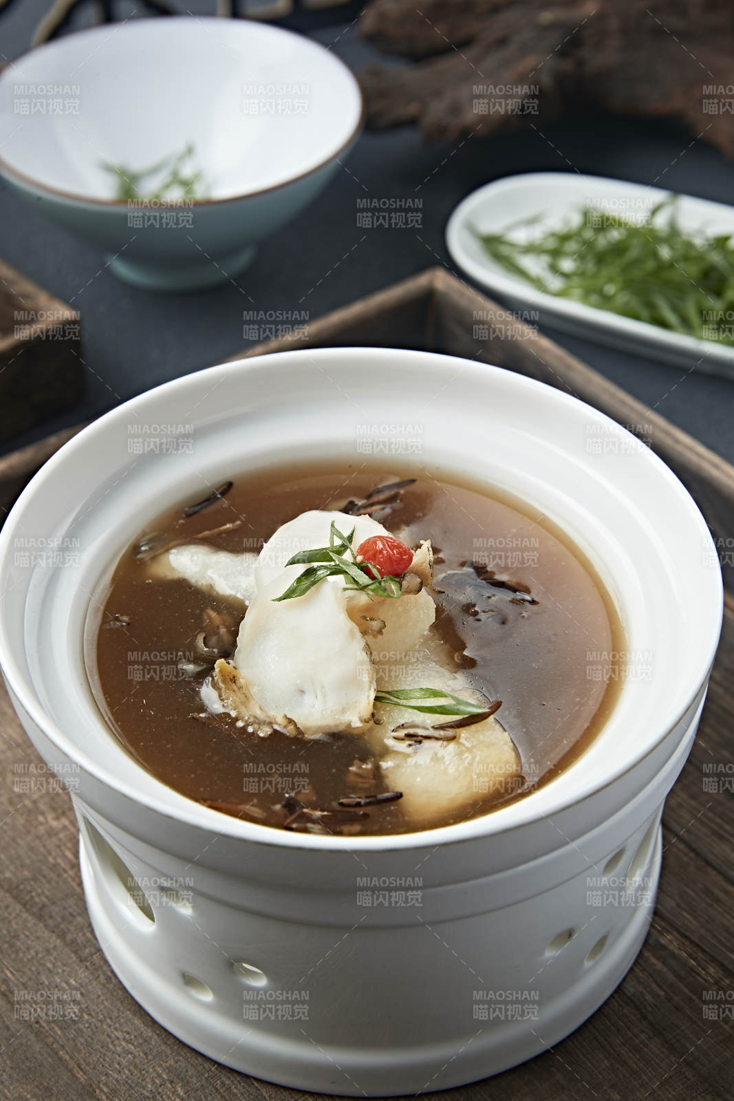 浓汤滋补竹荪炖鲍鱼