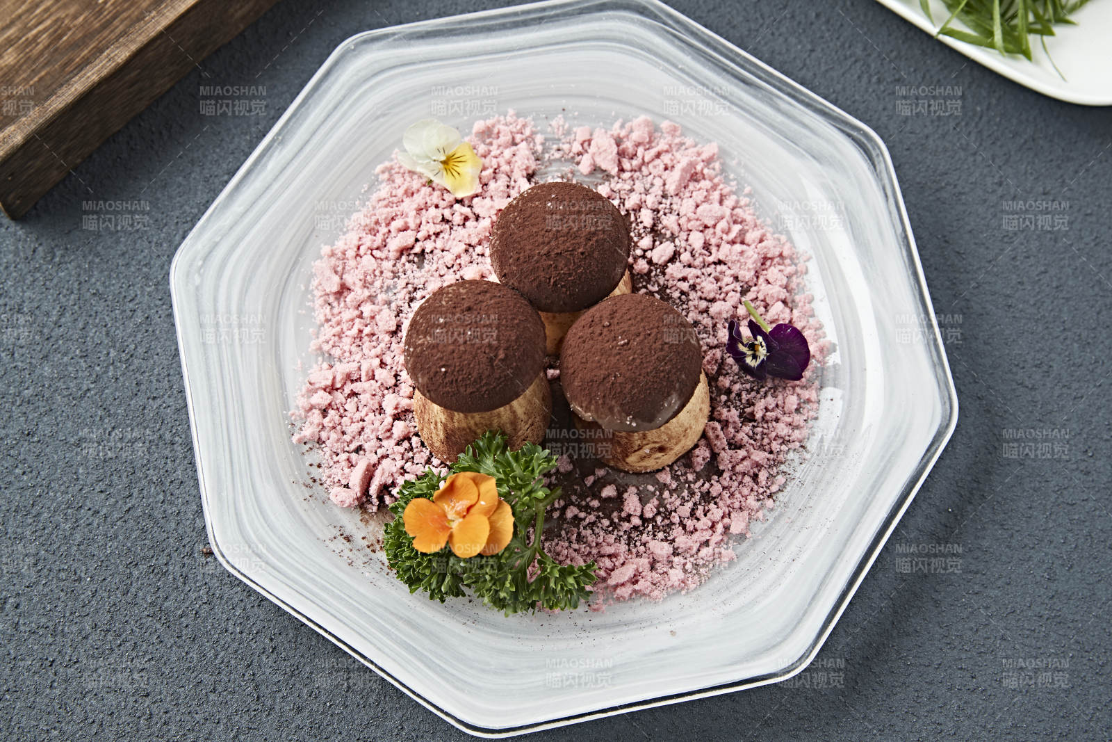 巧克力撒粉的絲滑奶香布丁