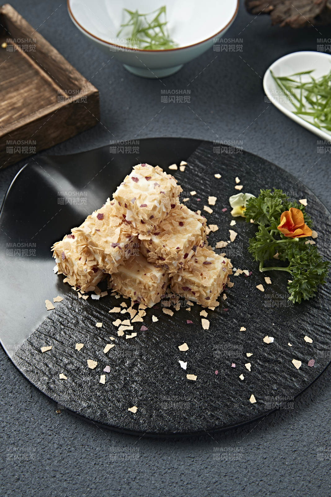 甜麦片碎包裹的的丝滑杏仁糕