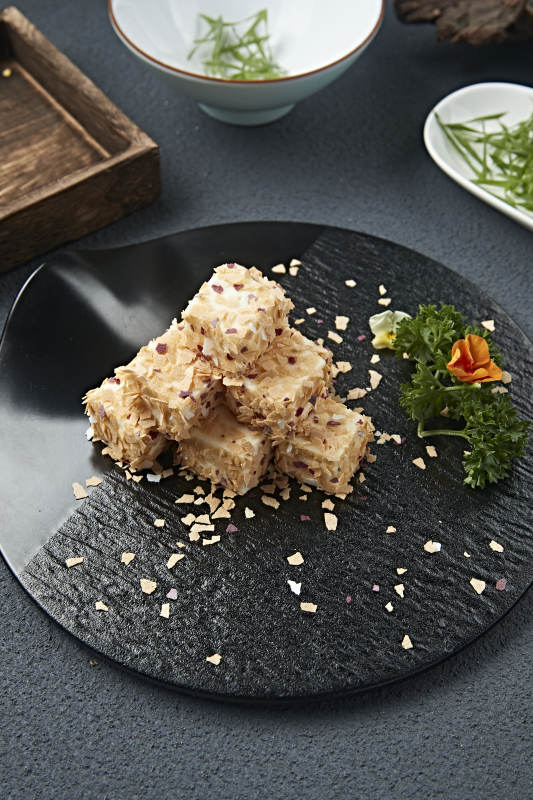 甜麦片碎包裹的的丝滑杏仁糕