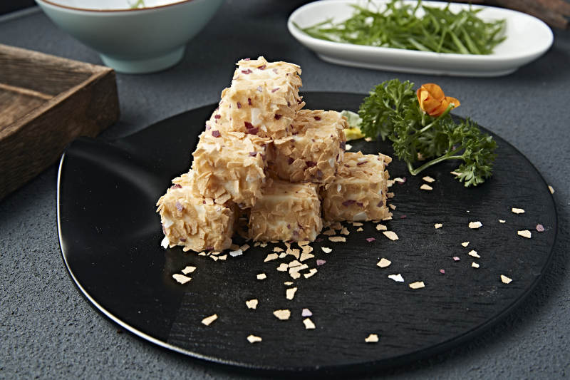 甜麦片碎包裹的的丝滑杏仁糕