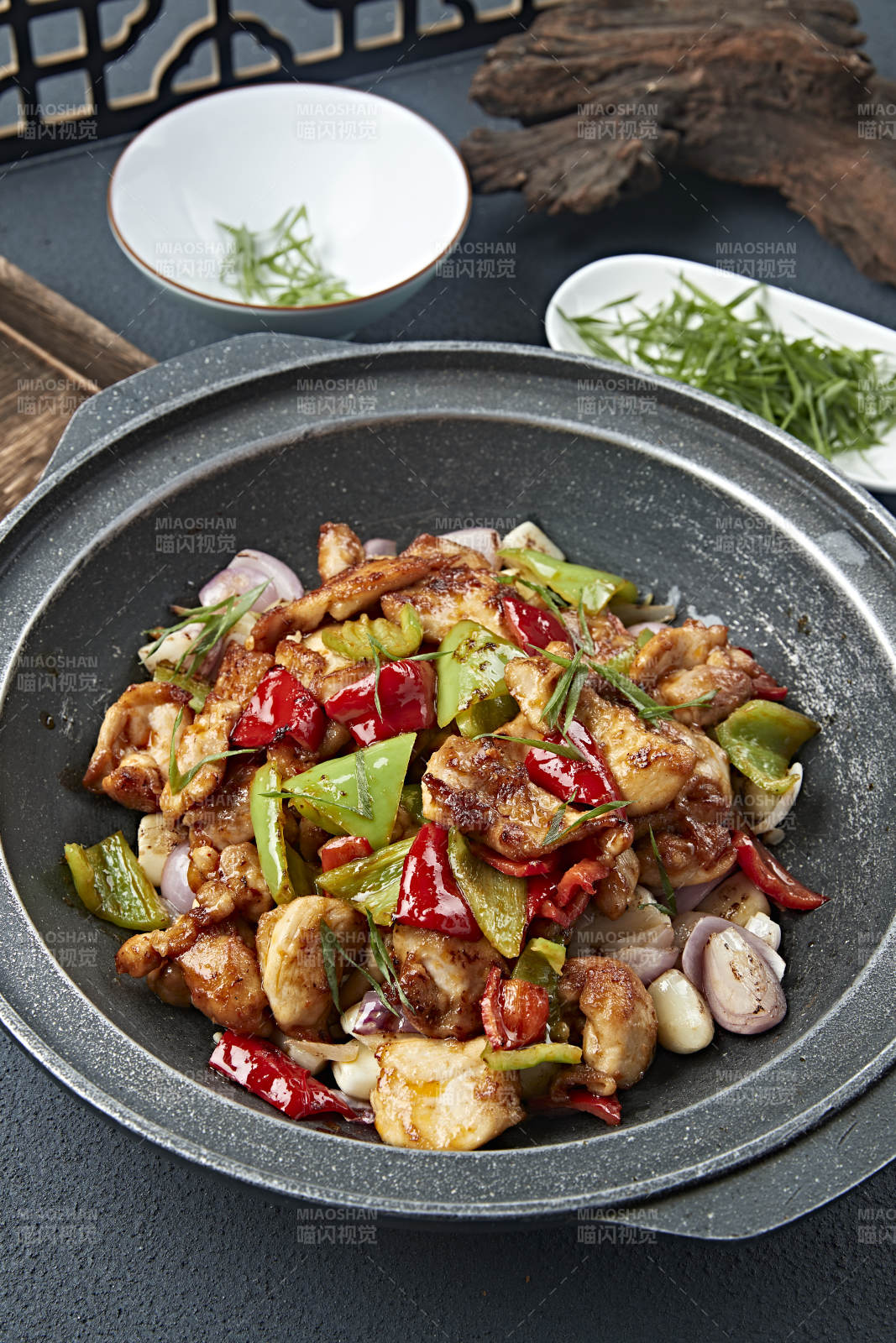 石锅蒜香彩椒洋葱烧鸡腿肉