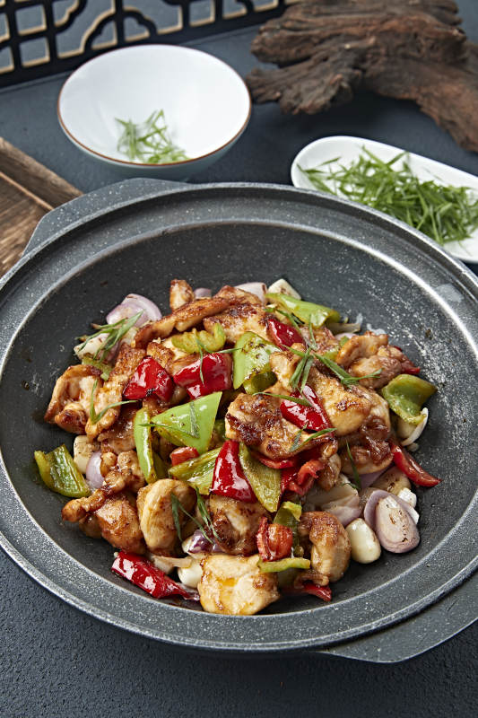 石锅蒜香彩椒洋葱烧鸡腿肉