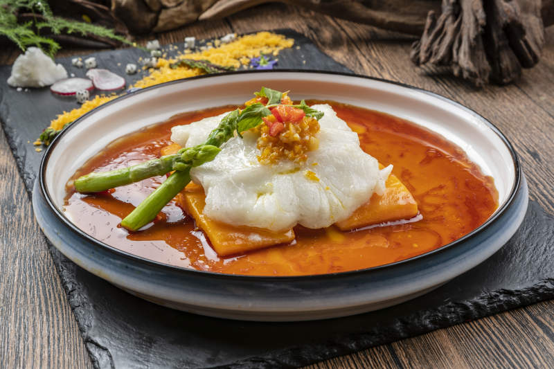 精美瓷盘装的浇汁深海鳕鱼腹