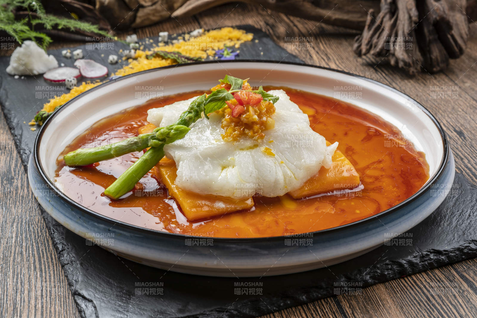 精美瓷盘装的浇汁深海鳕鱼腹