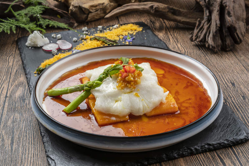 精美瓷盘装的浇汁深海鳕鱼腹