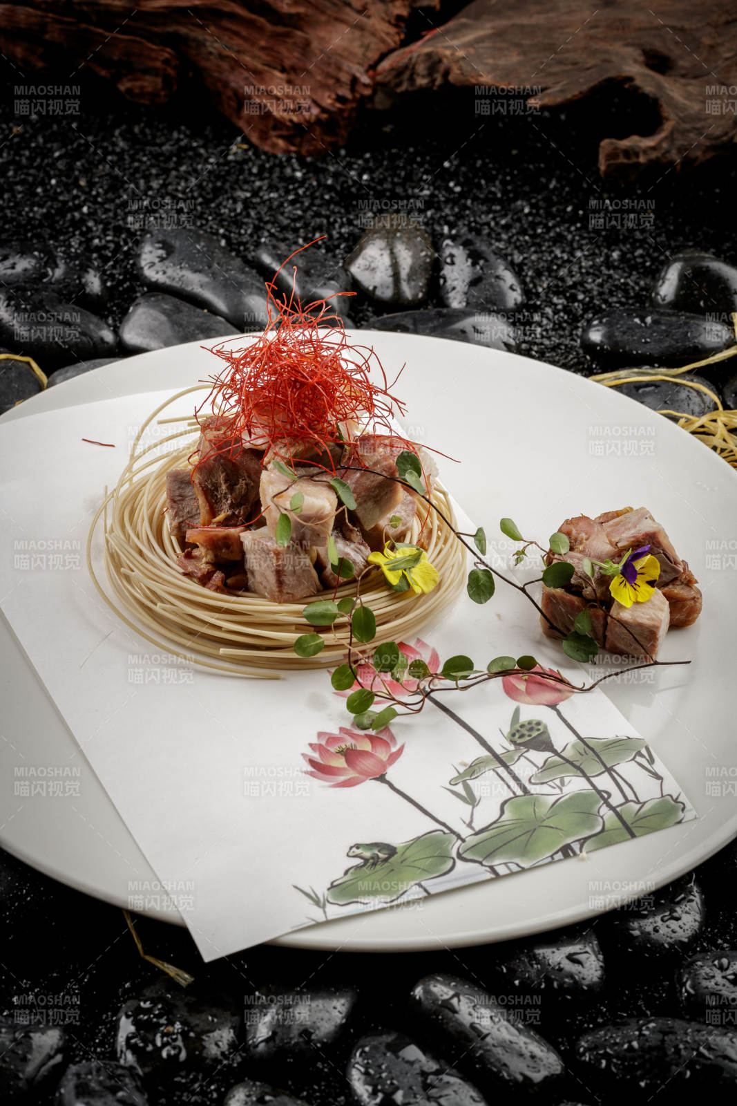 擺盤別致的熏肘花