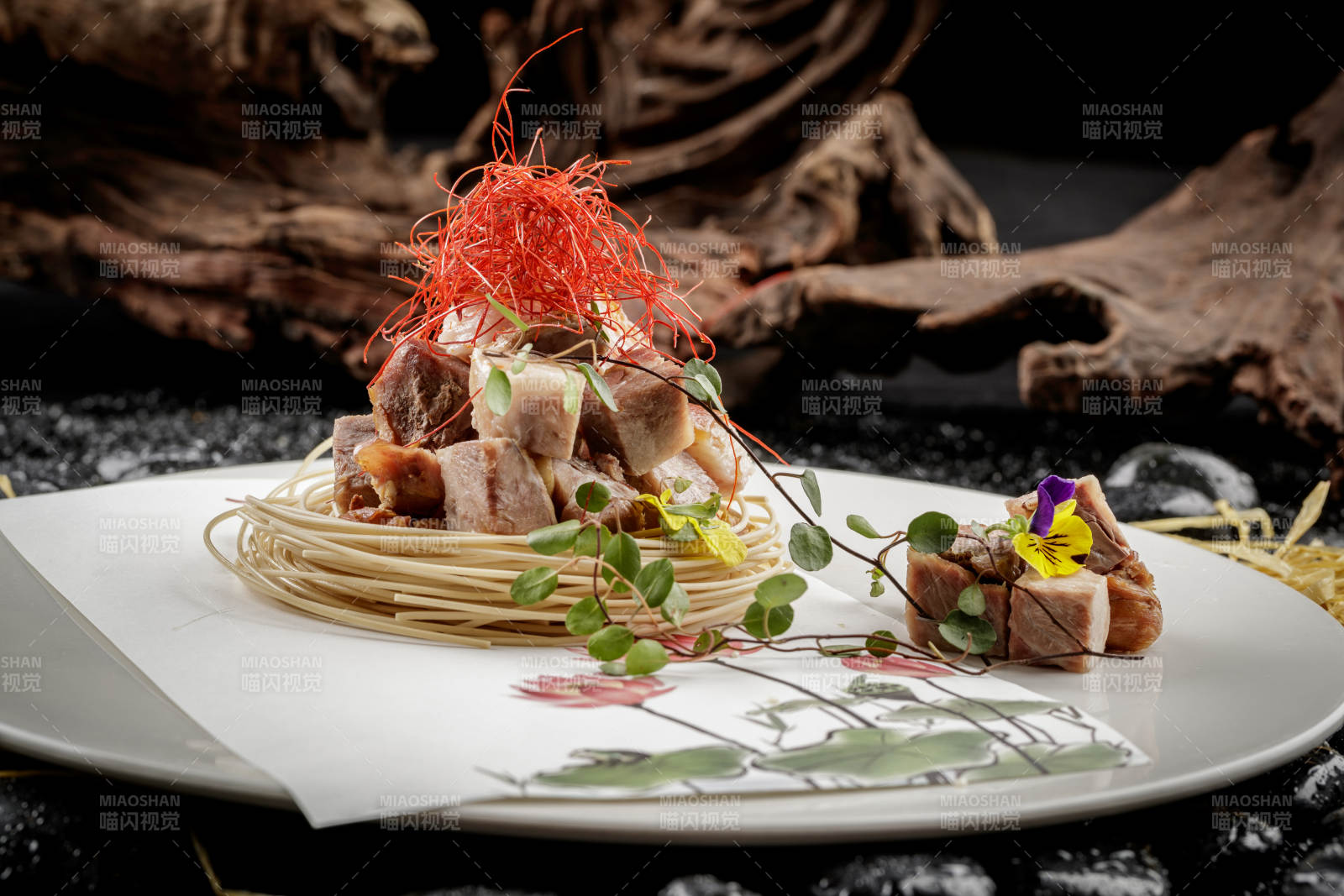 擺盤別致的熏肘花