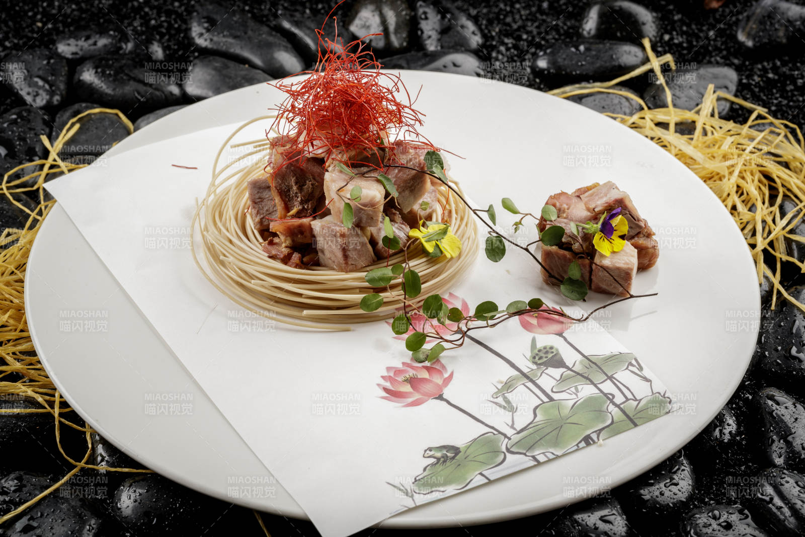擺盤(pán)別致的熏肘花