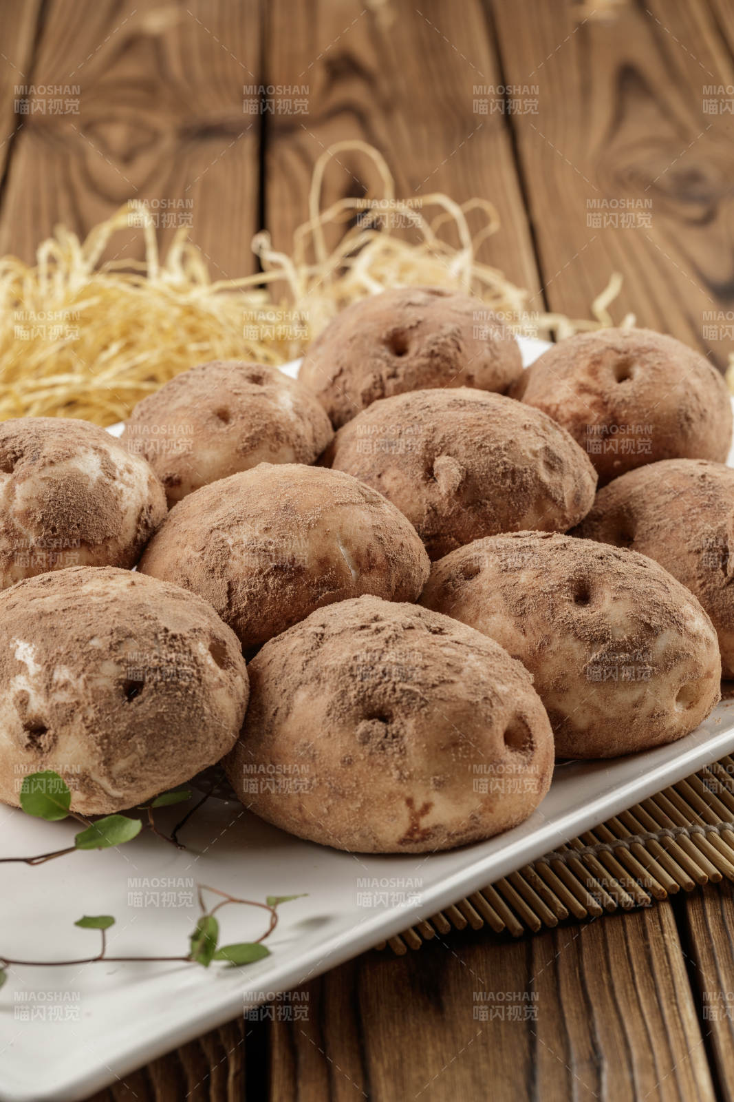 杂粮土豆包摆放在寿司帘上