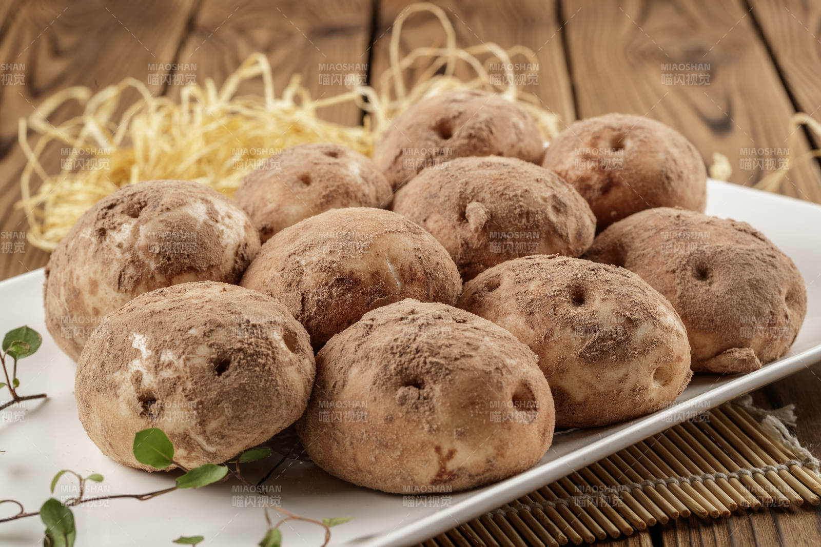 杂粮土豆包摆放在寿司帘上