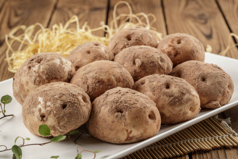 杂粮土豆包摆放在寿司帘上