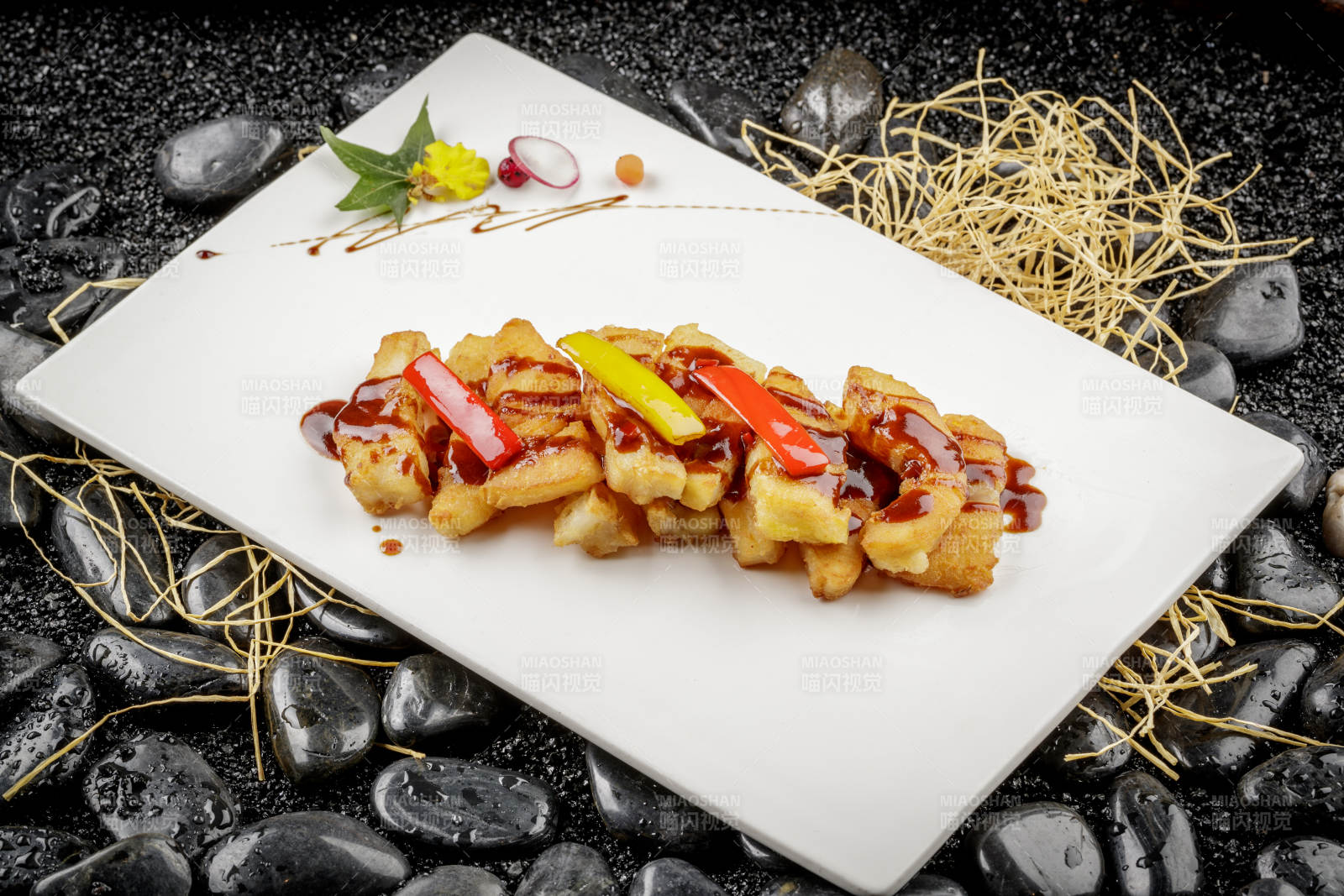 油炸鱈魚條配黑胡椒醬