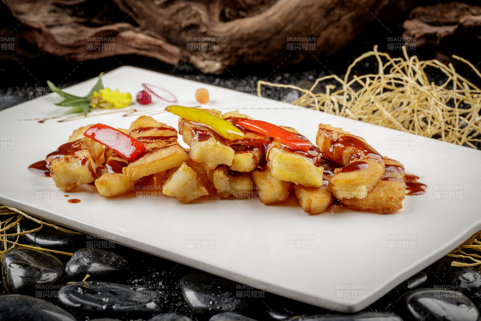 油炸鱈魚條配黑胡椒醬