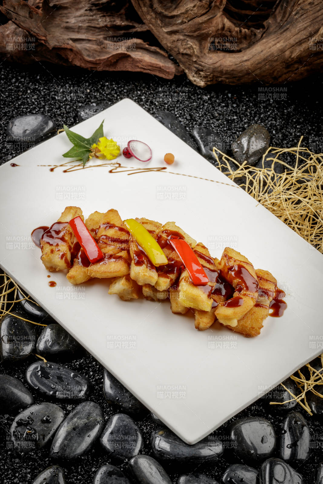 油炸鱈魚條配黑胡椒醬