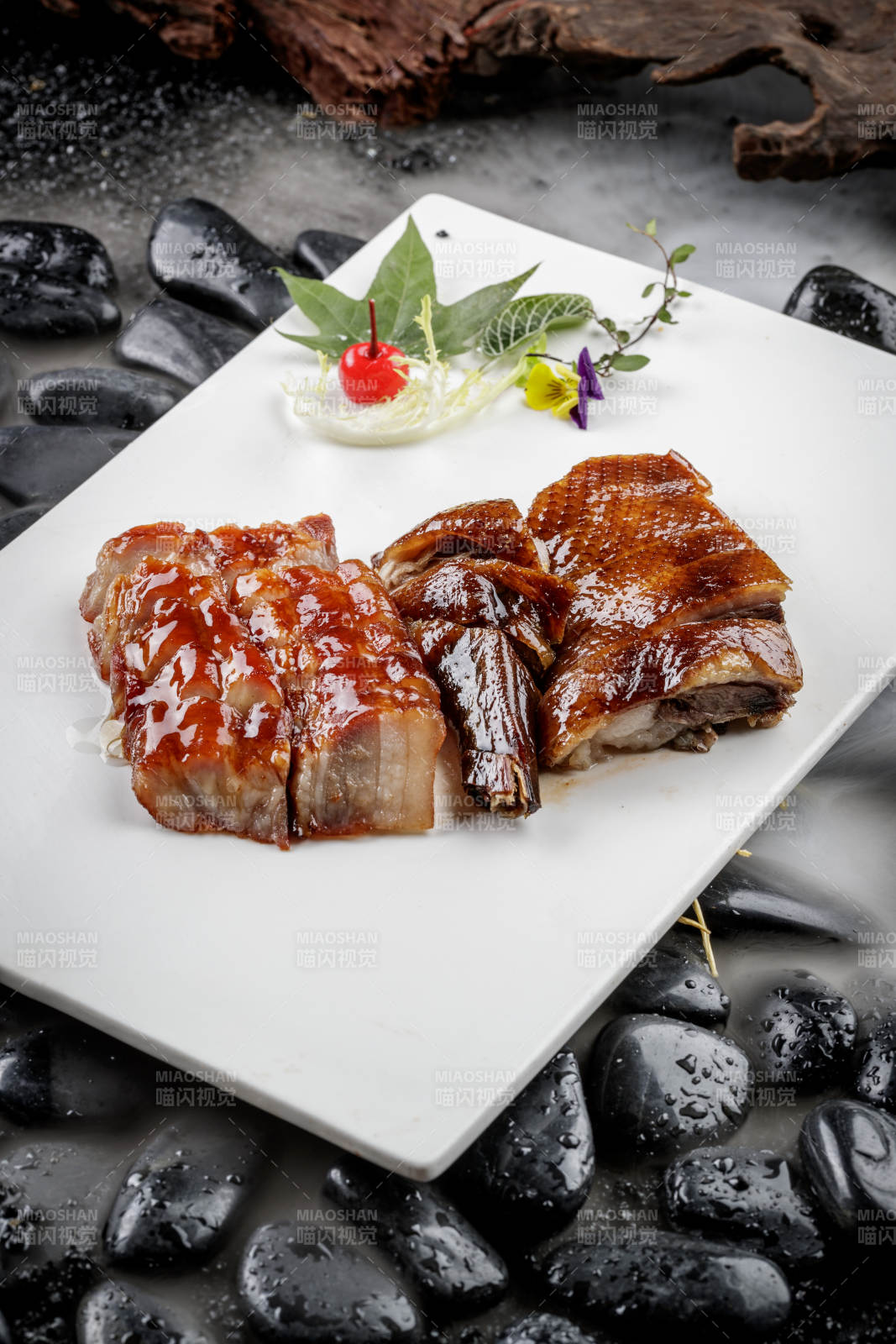 烧腊双拼摆放在干冰缭绕的鹅卵石上