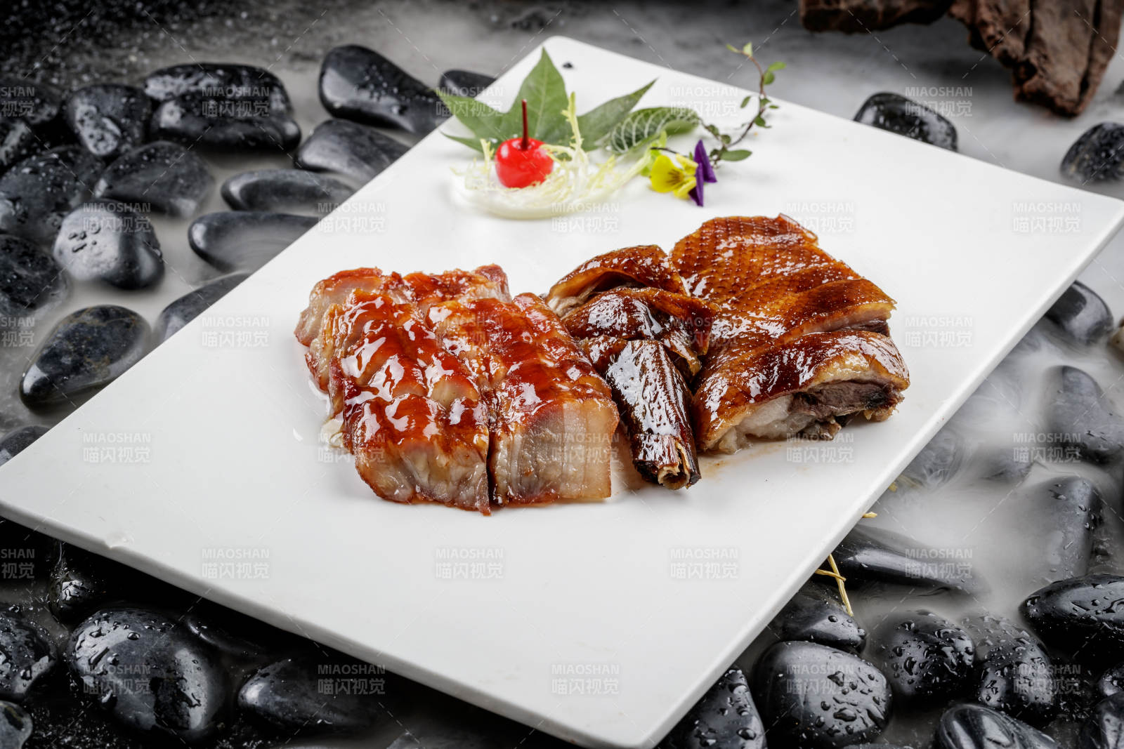 烧腊双拼摆放在干冰缭绕的鹅卵石上