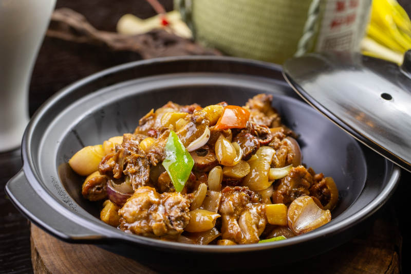 砂锅蒜香跑山鸡