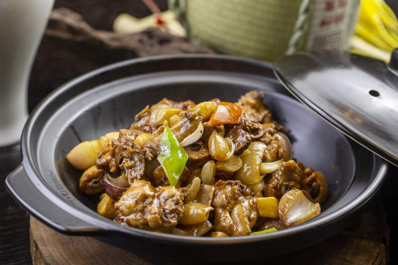 砂锅蒜香跑山鸡