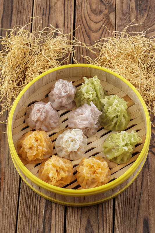 笼屉装的刚出炉的三色烧麦