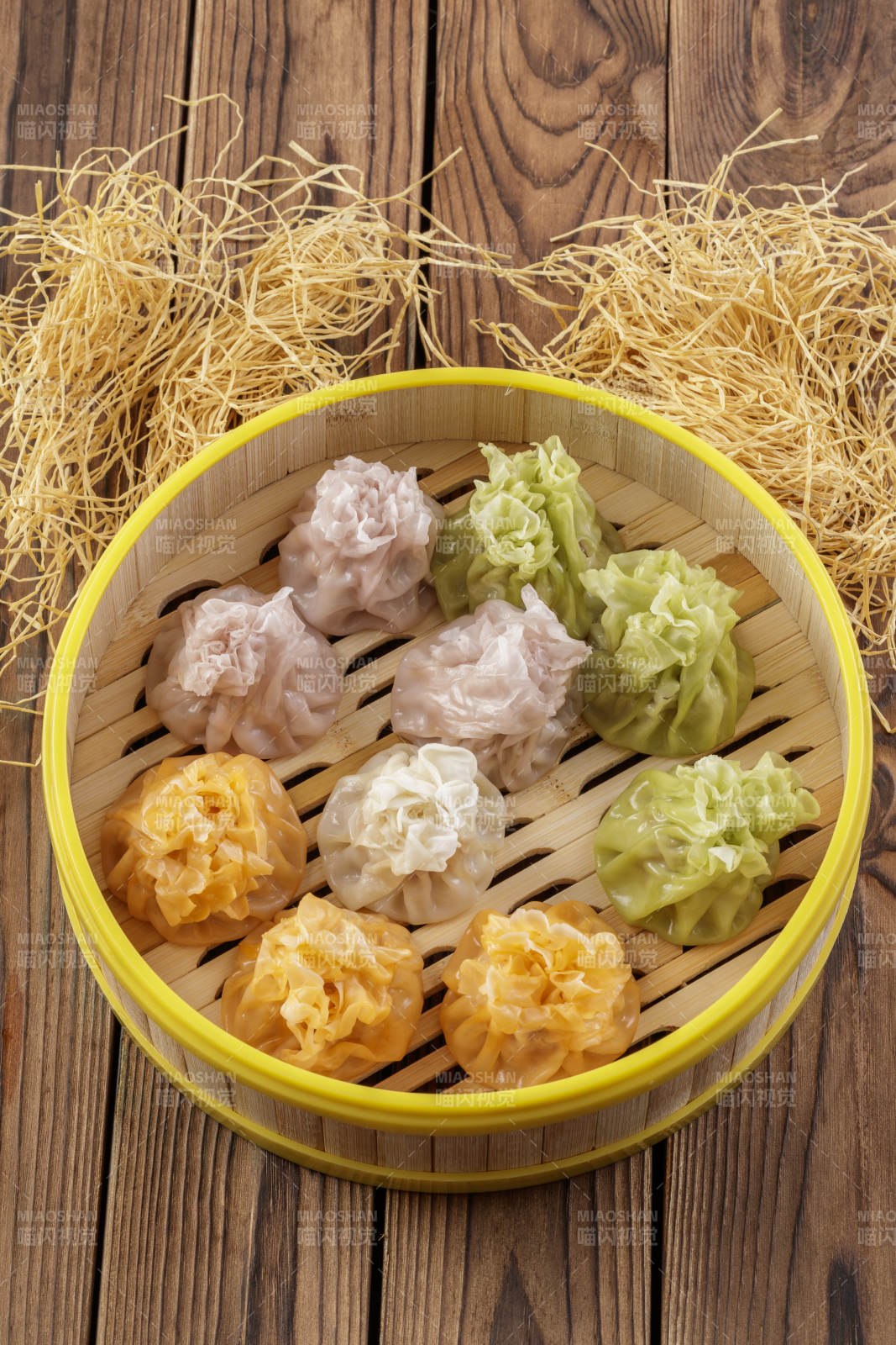 笼屉装的刚出炉的三色烧麦